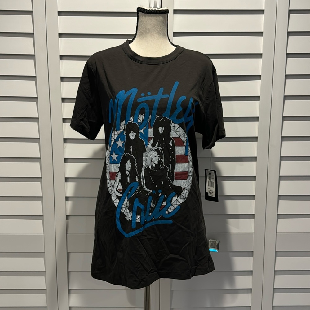 Chaser NWT Graphic Tee in soft 100% Cotton.